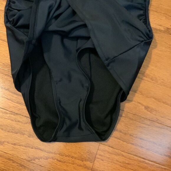 Hilor One piece Size 10 black swimsuit with fully skirted ruched overlay - Picture 5 of 9